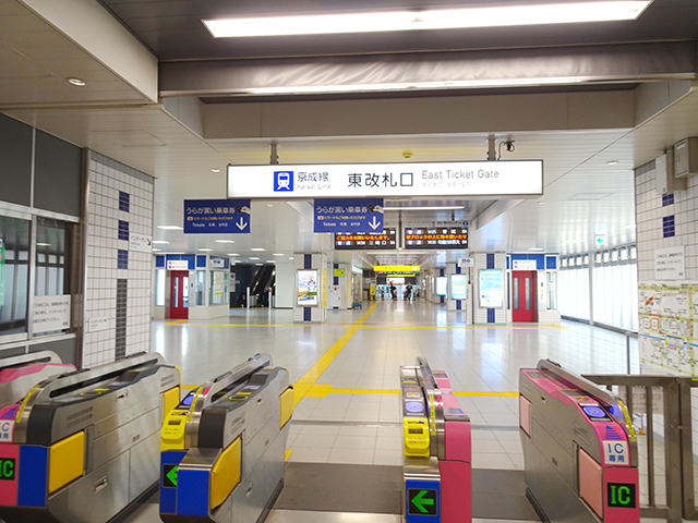 京成曳舟駅の東口改札へ