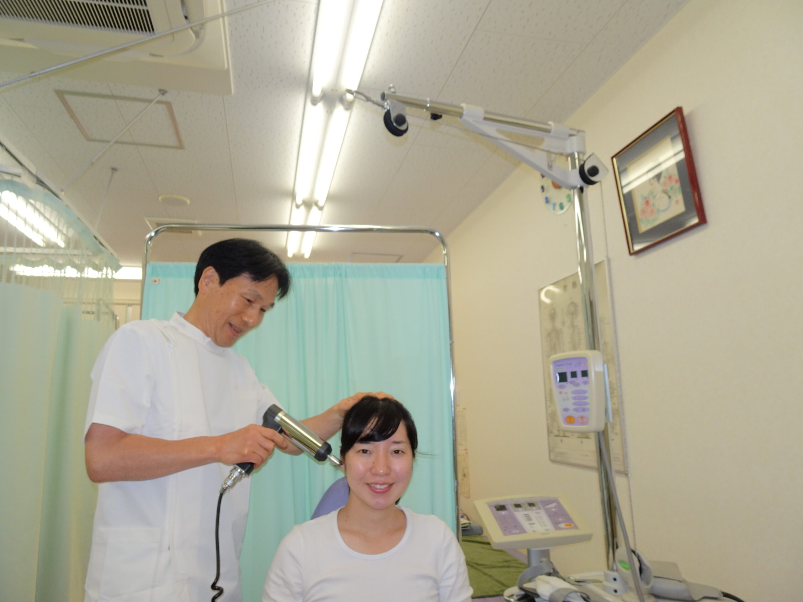 GEON療法で女性に施術をしている内藤和雄院長